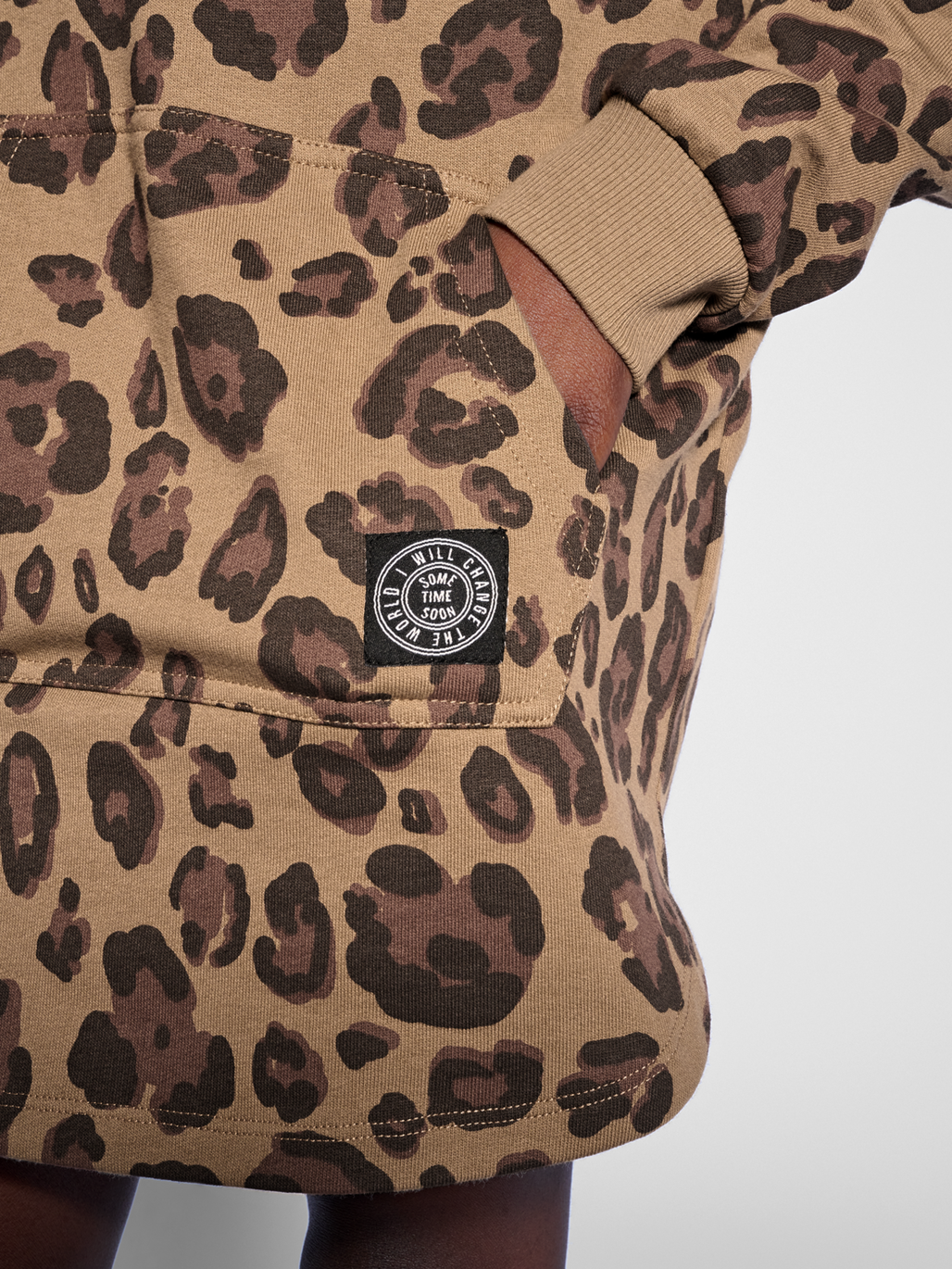 stmEASTWOOD HOODIE, SEPIA TINT, model